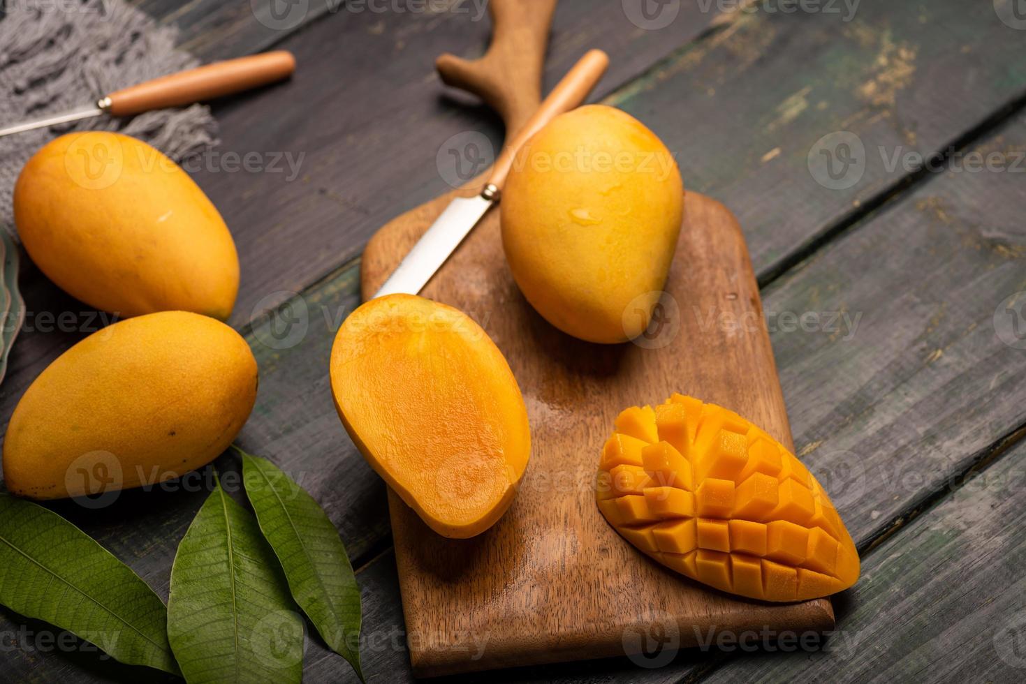mango's snijden en afmaken op de snijplank foto