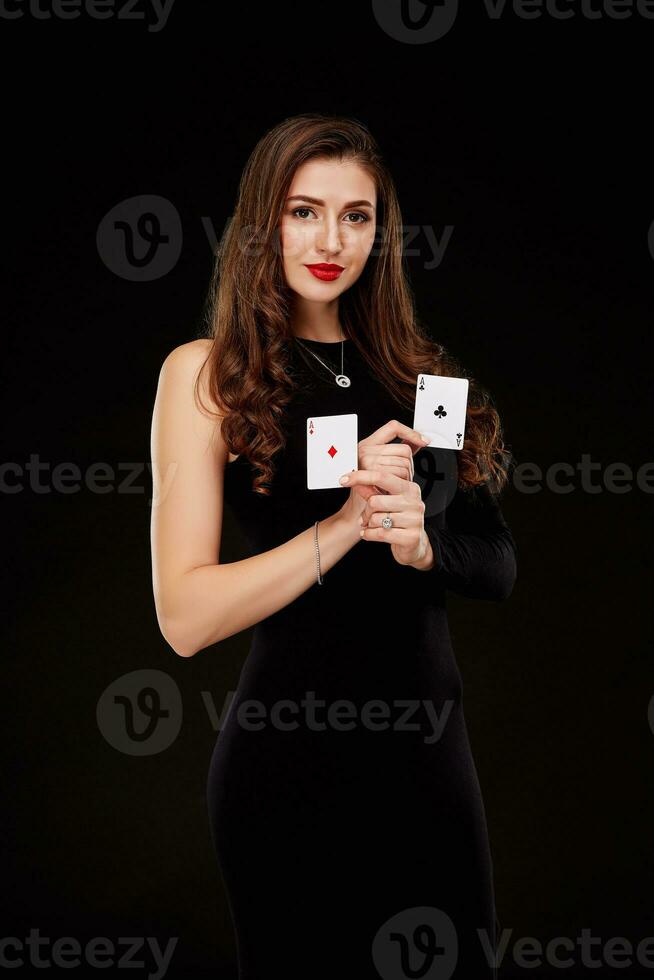aantrekkelijk jong vrouw Holding de winnend combinatie van poker kaarten foto