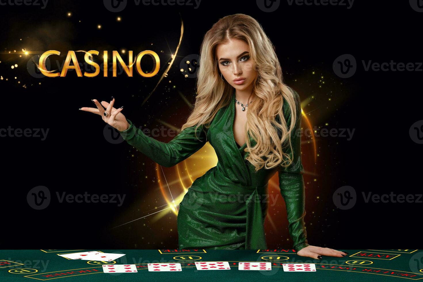 dame in groen jurk is tonen opschrift casino, leunend Aan spelen tafel met kaarten Aan het, poseren Aan zwart achtergrond. poker, casino. kopiëren ruimte foto