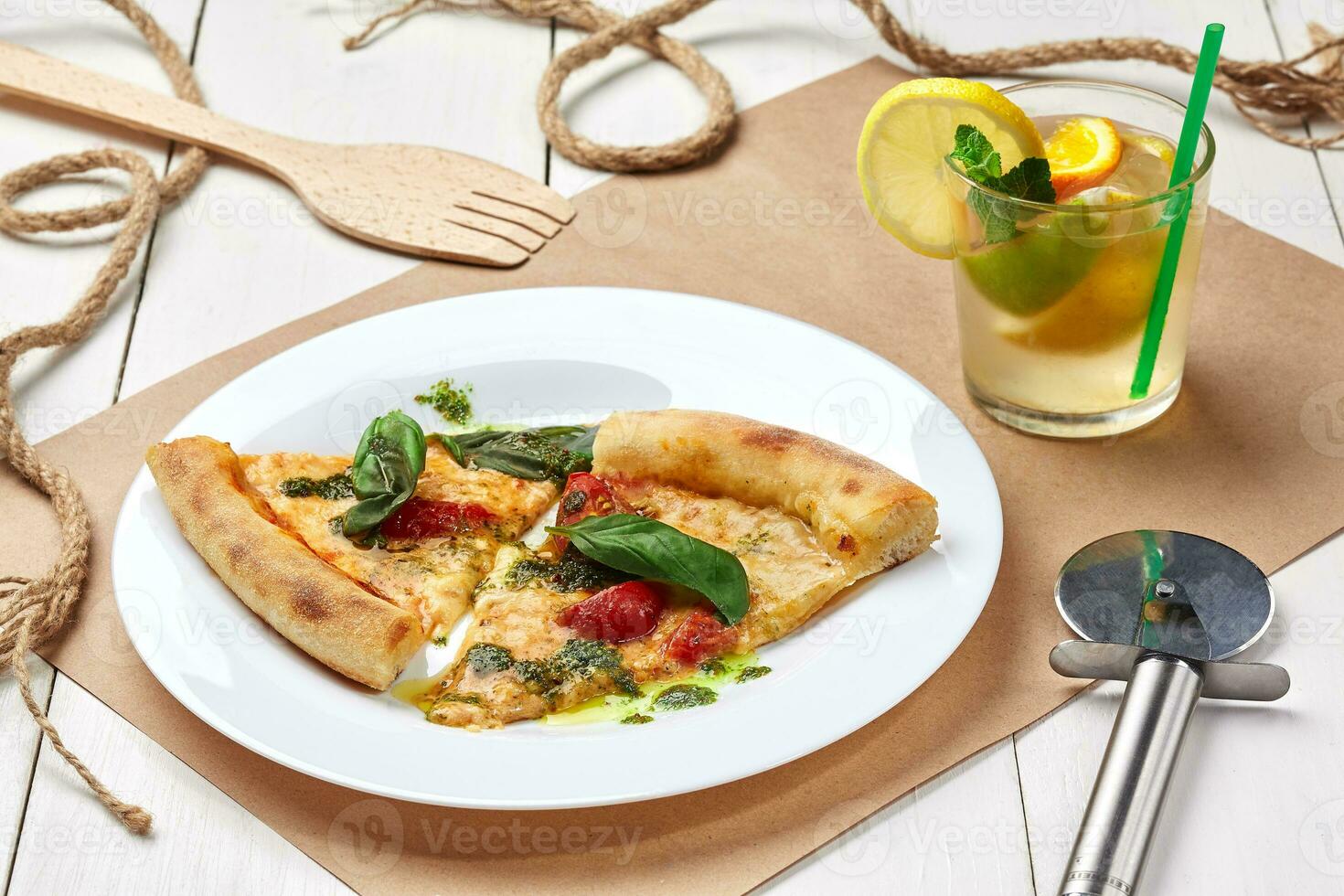 plakjes van pizza margherita met verfrissend limonade met ijs foto