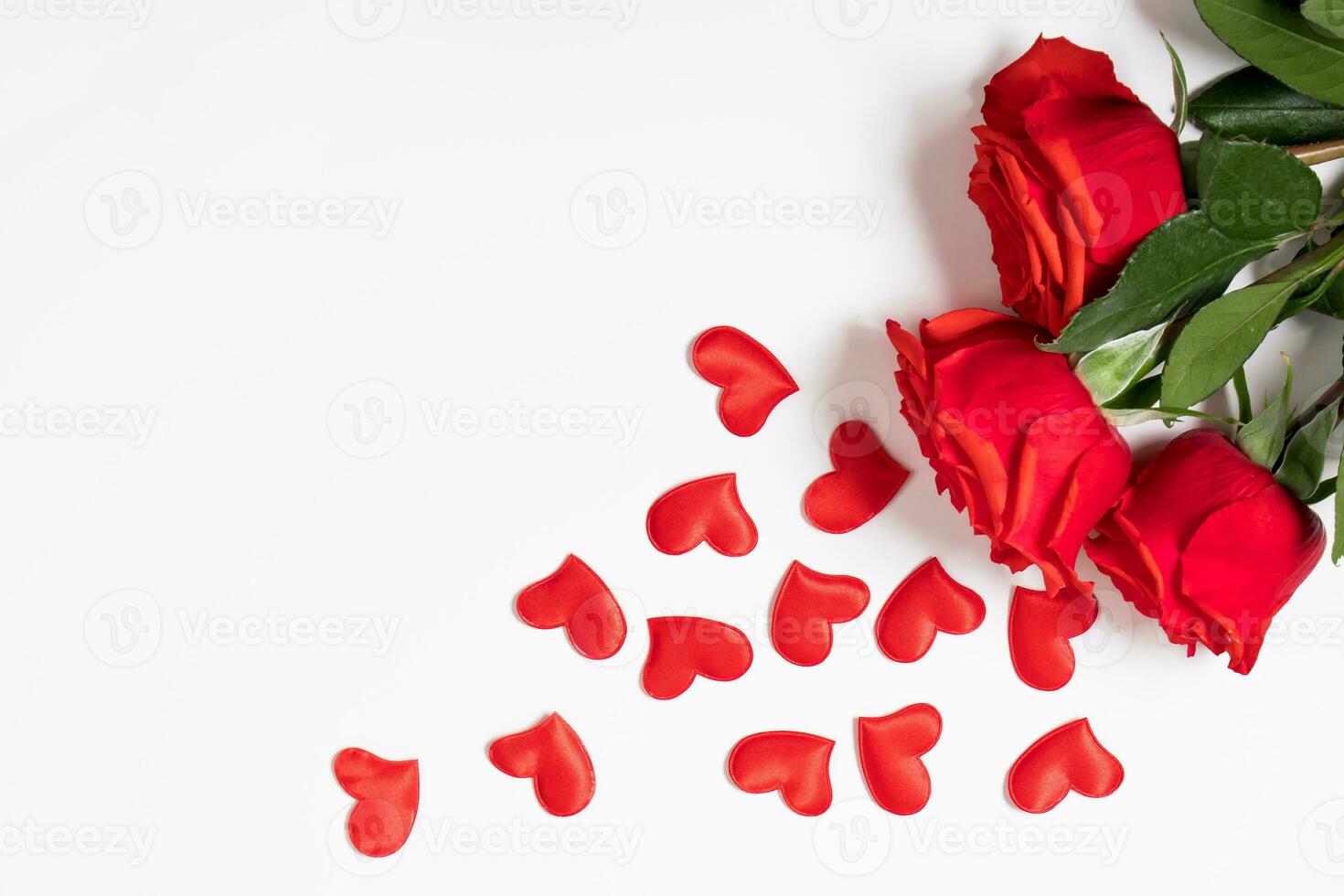 rood rozen en harten Aan een wit achtergrond. Valentijnsdag dag groet kaart. plaats voor uw tekst. foto