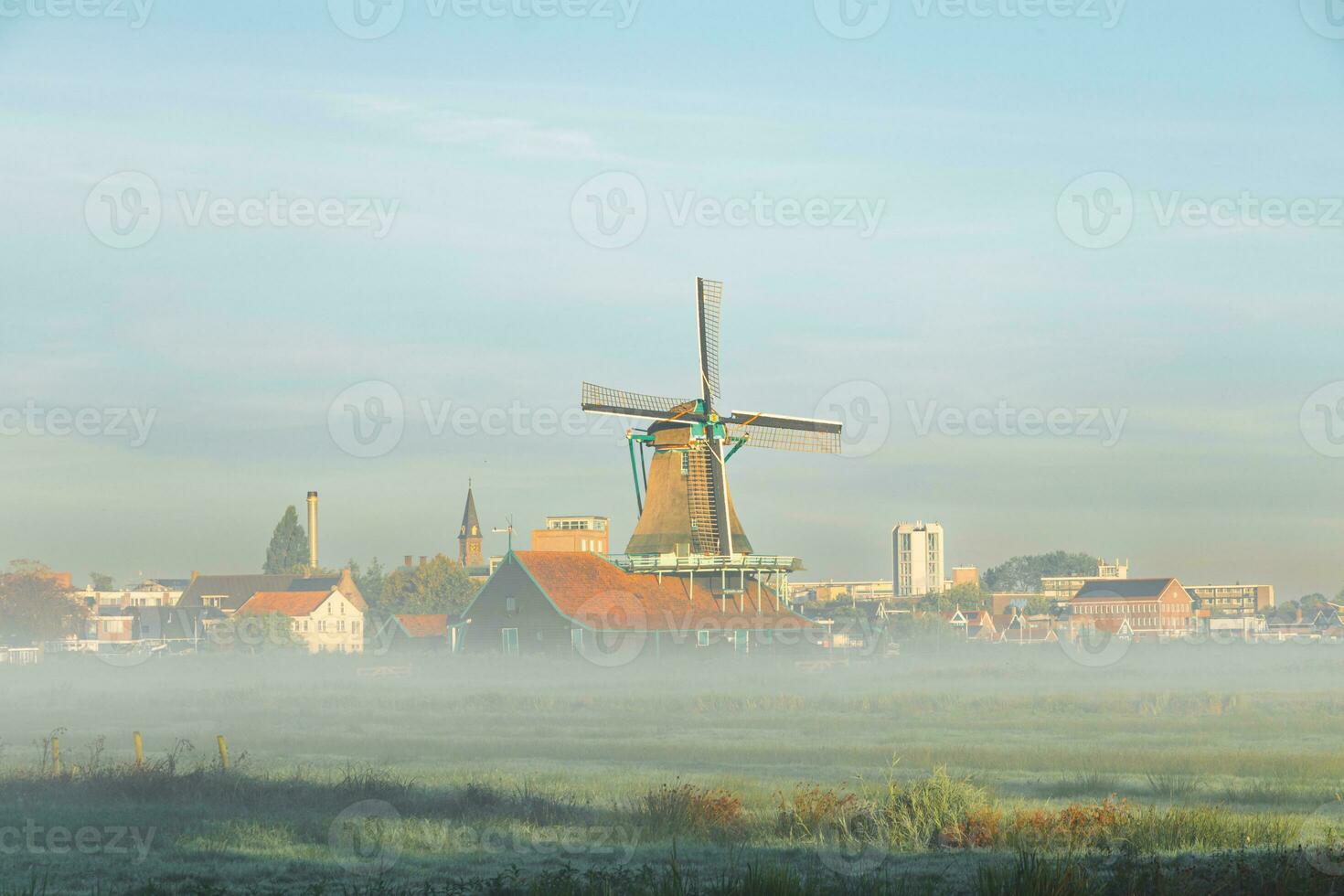 populair toerist plek zaanse schans is in de buurt Amsterdam in de west van de nederland. historisch, realistisch windmolens gedurende zonsopkomst. van nederland mijlpaal foto