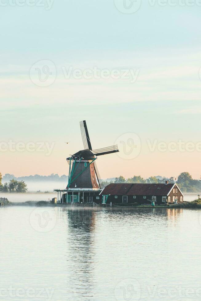 populair toerist plek zaanse schans is in de buurt Amsterdam in de west van de nederland. historisch, realistisch windmolens gedurende zonsopkomst. van nederland mijlpaal foto