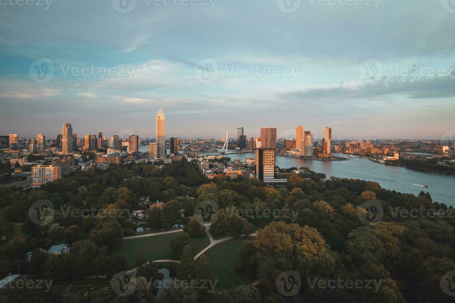 zonsondergang over- Rotterdam stad centrum en haar omgeving park. zonsondergang in een van de meest modern steden in de Nederland foto