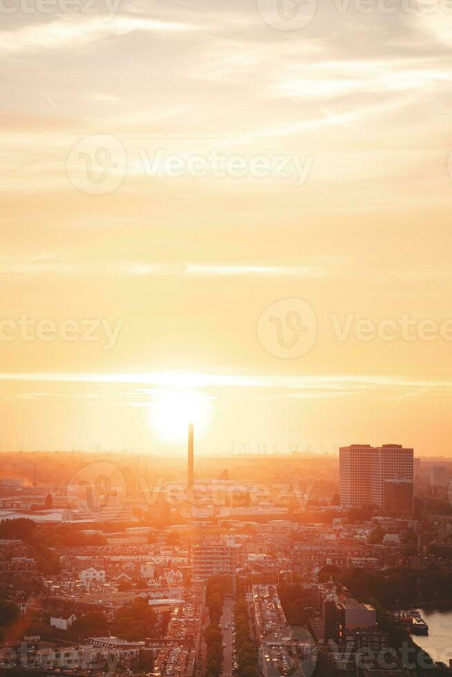 zon instelling over- de horizon in Rotterdam. rood licht bestraling van de wind boerderij en de haven. zonsondergang in Nederland foto