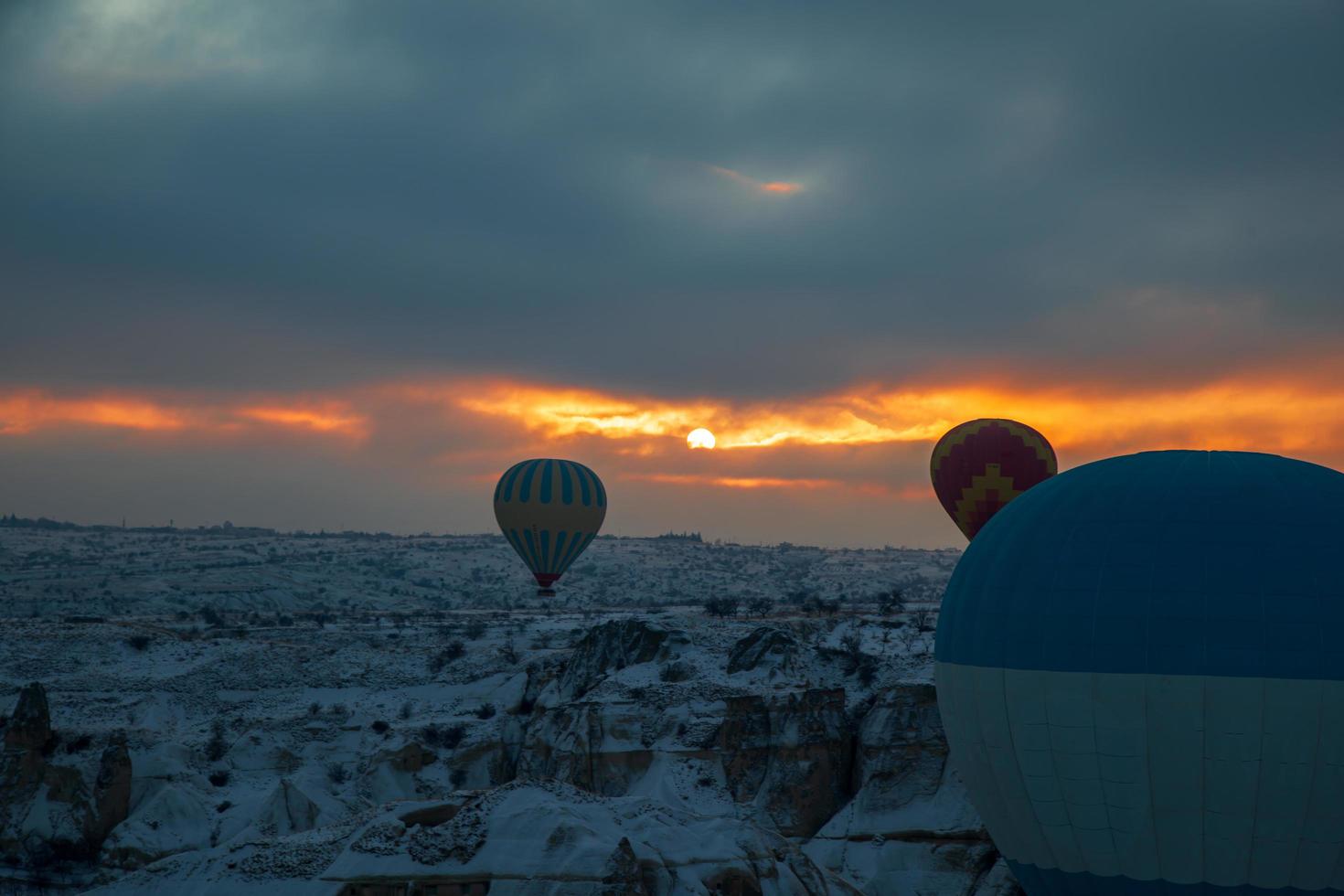 cappadocië, turkije, 2021 - heteluchtballonnen vliegen over cappadocië foto