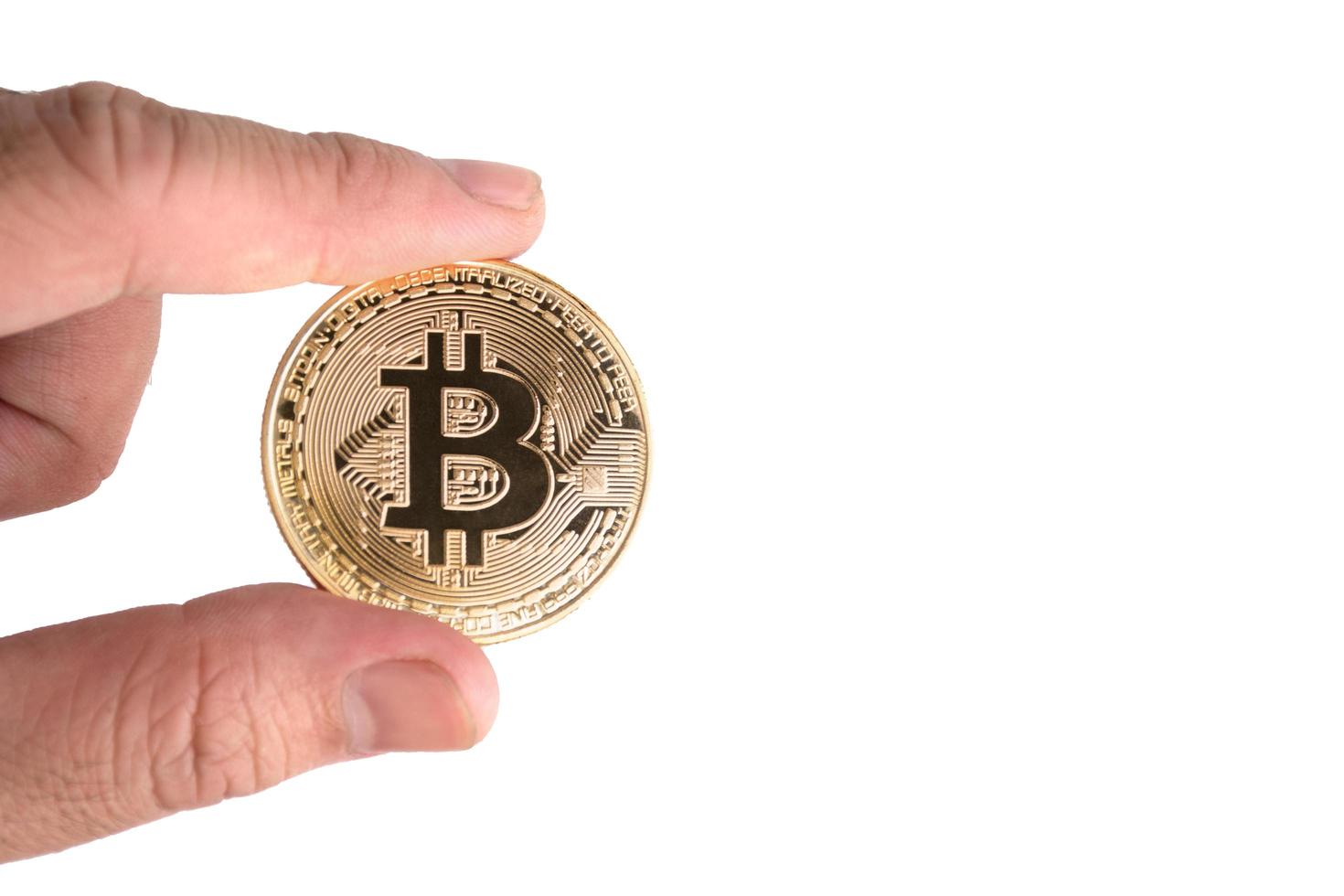 bitcoin op geïsoleerde witte achtergrond. cryptografie en elektronisch geldconcept. valutahandel en goudwinning thema. business en technologie thema foto