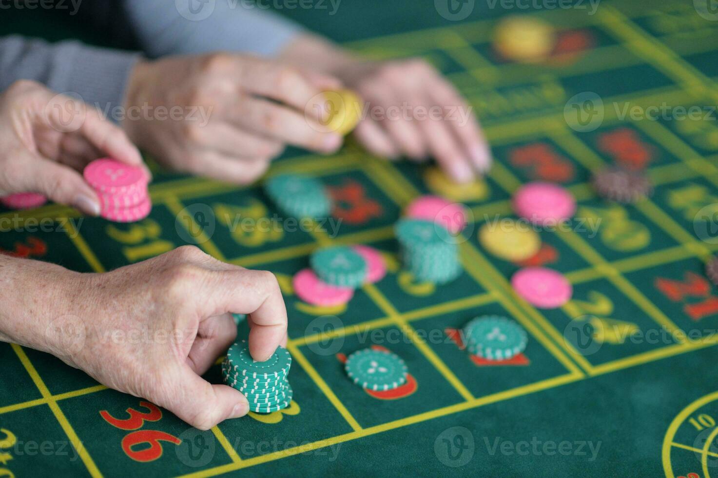 hand- van de speler maken de inzet in een casino foto