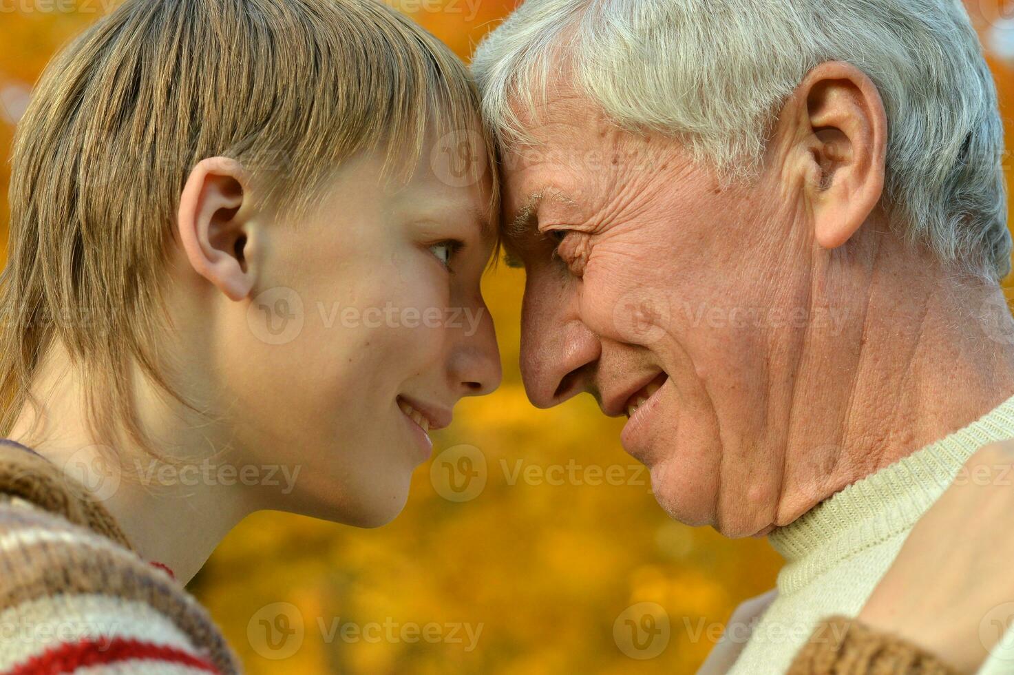 portret van een opa met kind Bij park foto