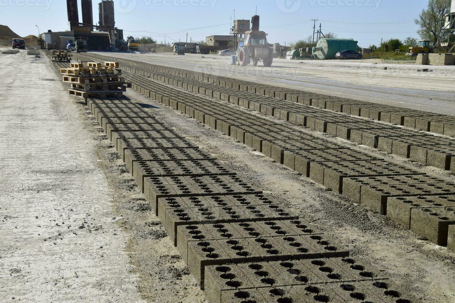 sintel blokken liggen Aan de grond en droog. Aan sintel blok produceren foto