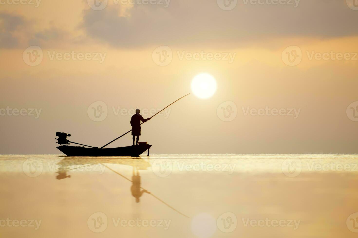 silhouetten van visser Bij de meer, Thailand. foto