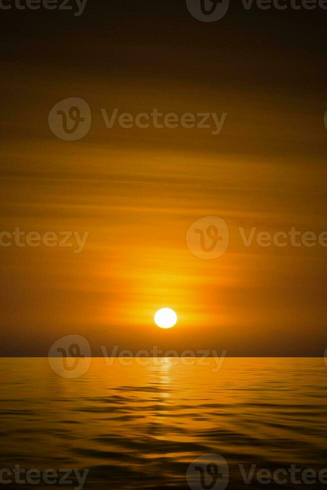 zonsondergang lucht Aan de meer in zuiden van Thailand., onscherp afbeelding. foto