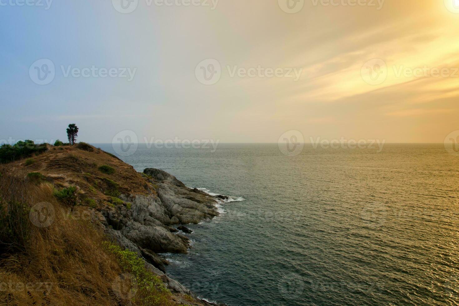 zeegezicht van laem phrom de P, phuket, zuiden van Thailand foto