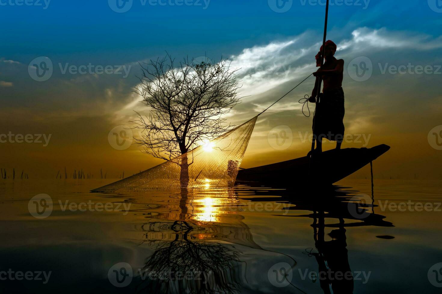 silhouet visser met zonsondergang lucht Aan de meer. foto