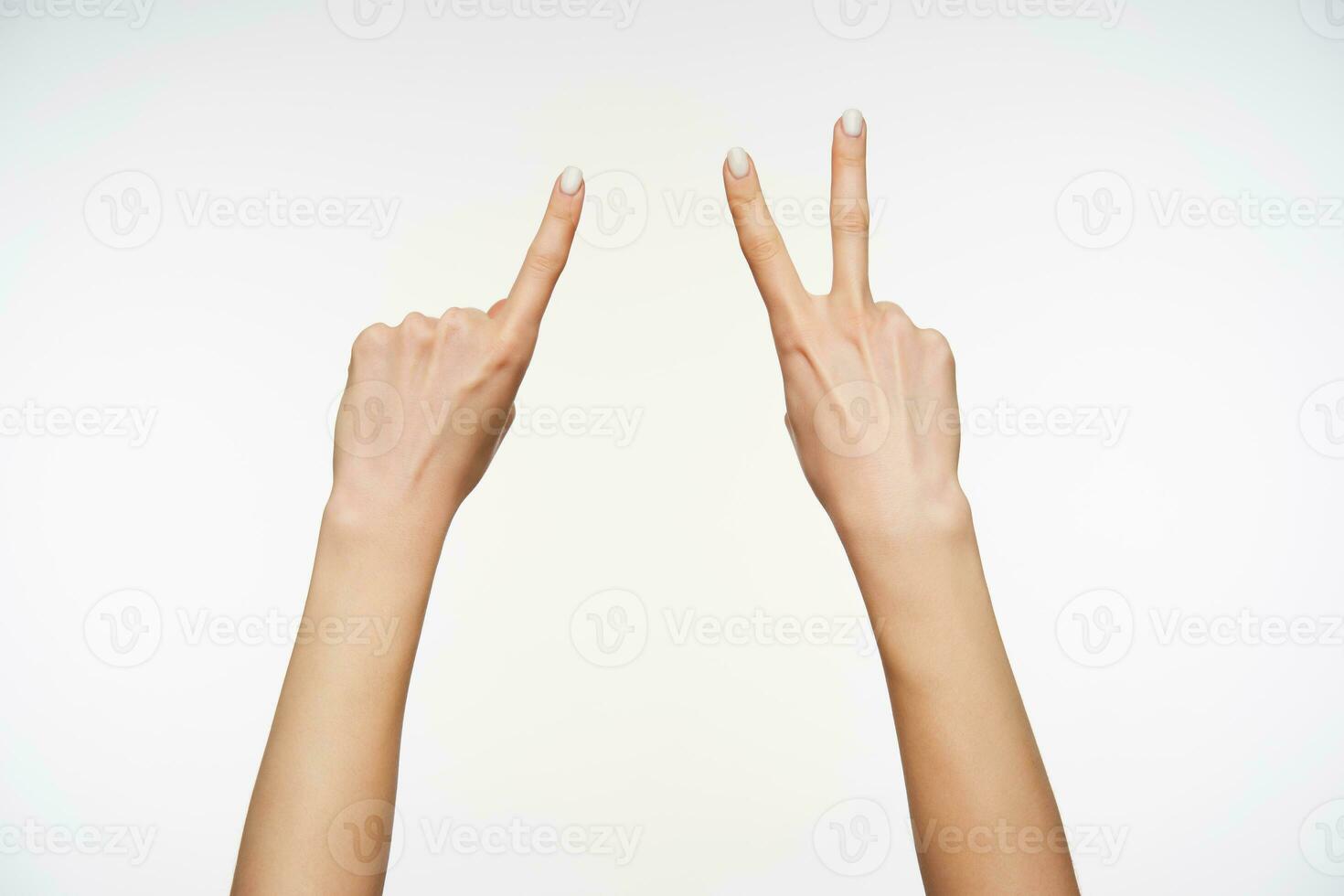 horizontaal foto van lichte huid jong Dames armen tonen vier vingers terwijl demonstreren tellen gebaren Aan teken taal, geïsoleerd over- wit achtergrond