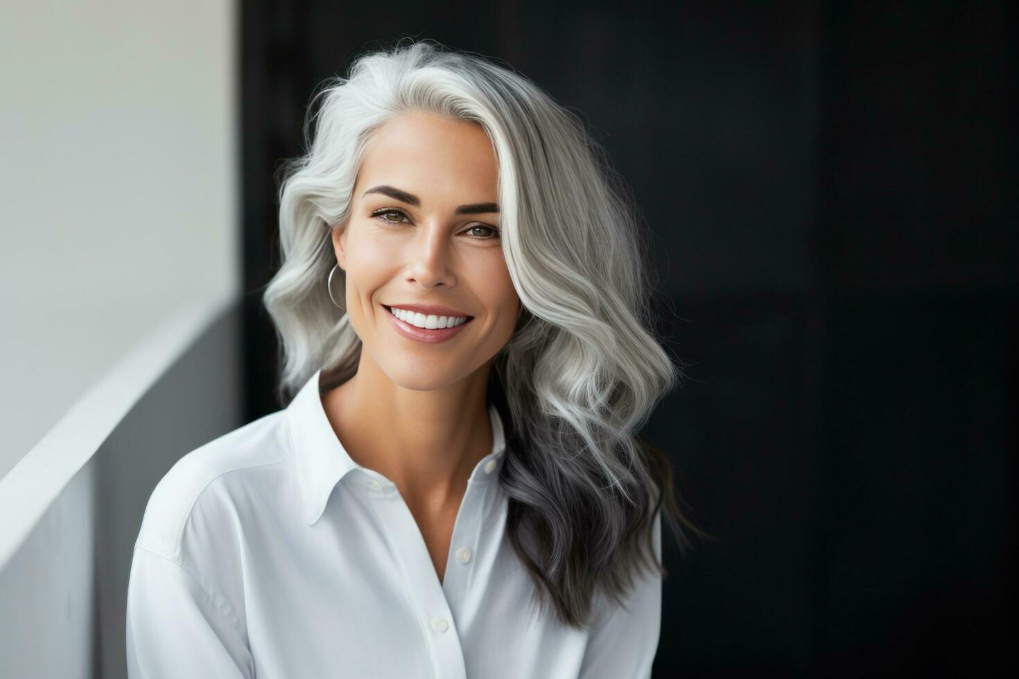 ai gegenereerd jong vrouw met wit haar- en zilverachtig grijs haar- glimlachen foto