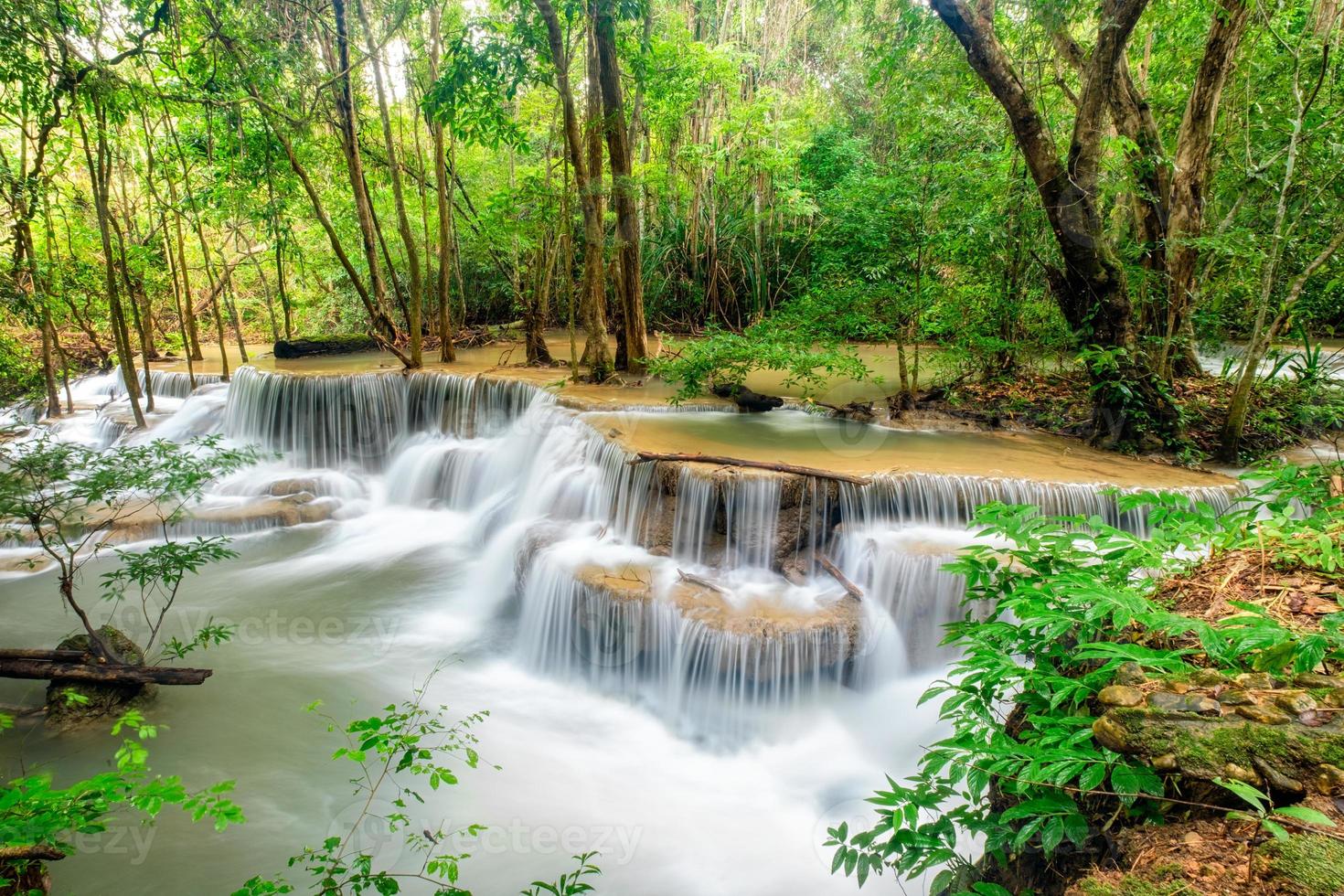 prachtige huay mae khamin-waterval in tropisch regenwoud foto