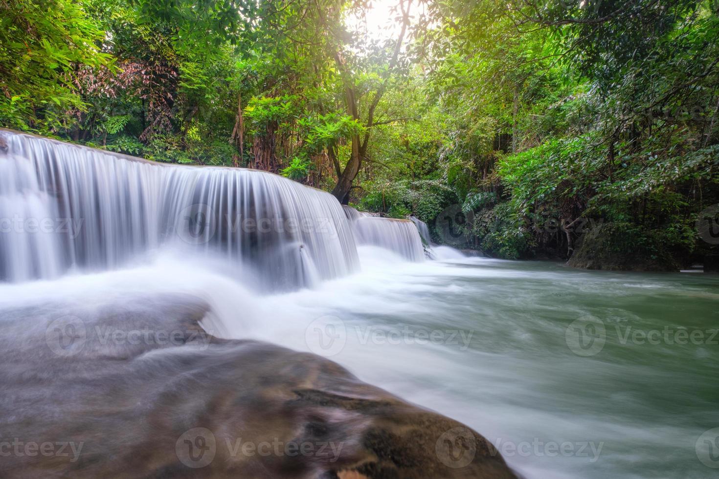 prachtige huay mae khamin-waterval in tropisch regenwoud foto