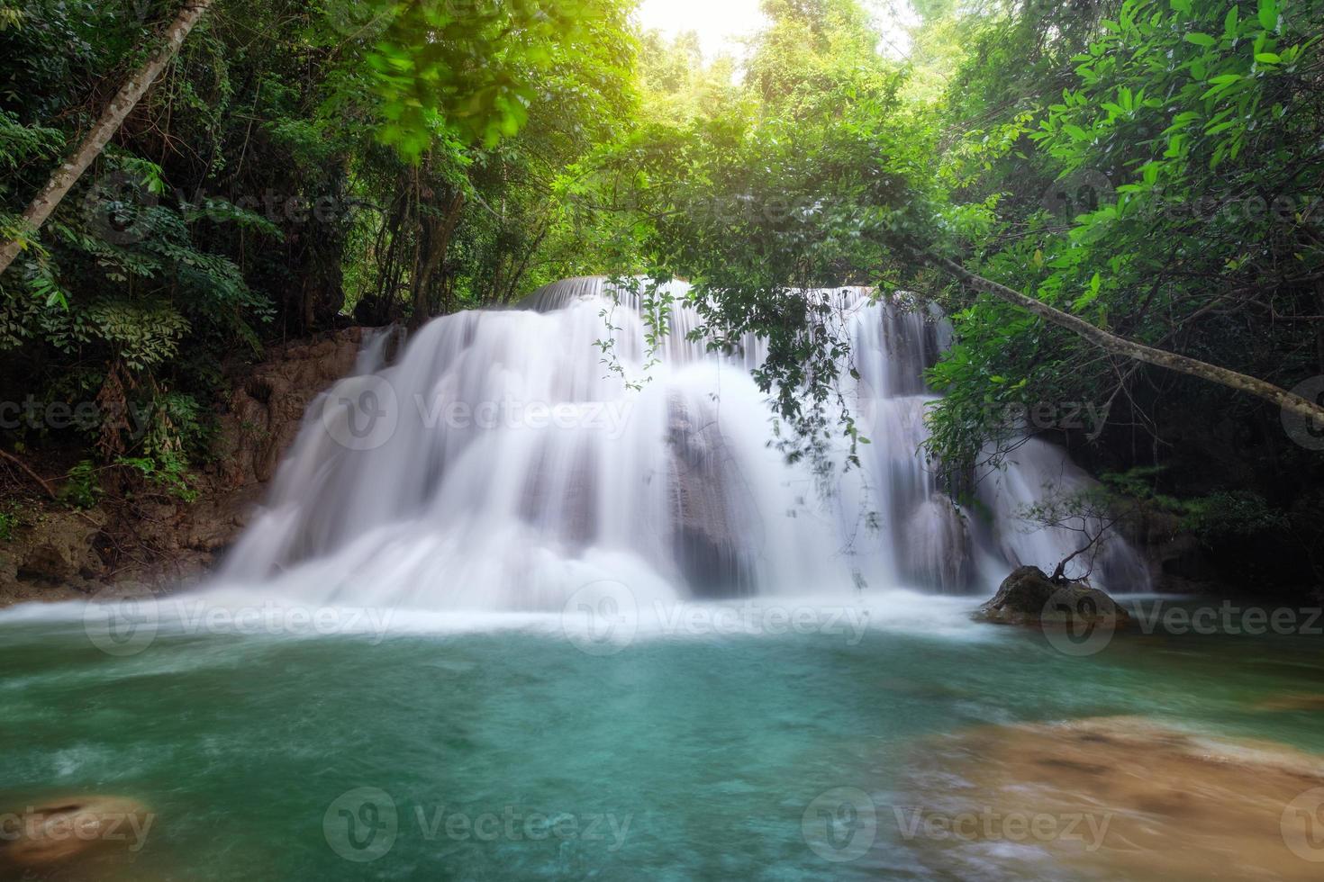 prachtige huay mae khamin-waterval in tropisch regenwoud foto