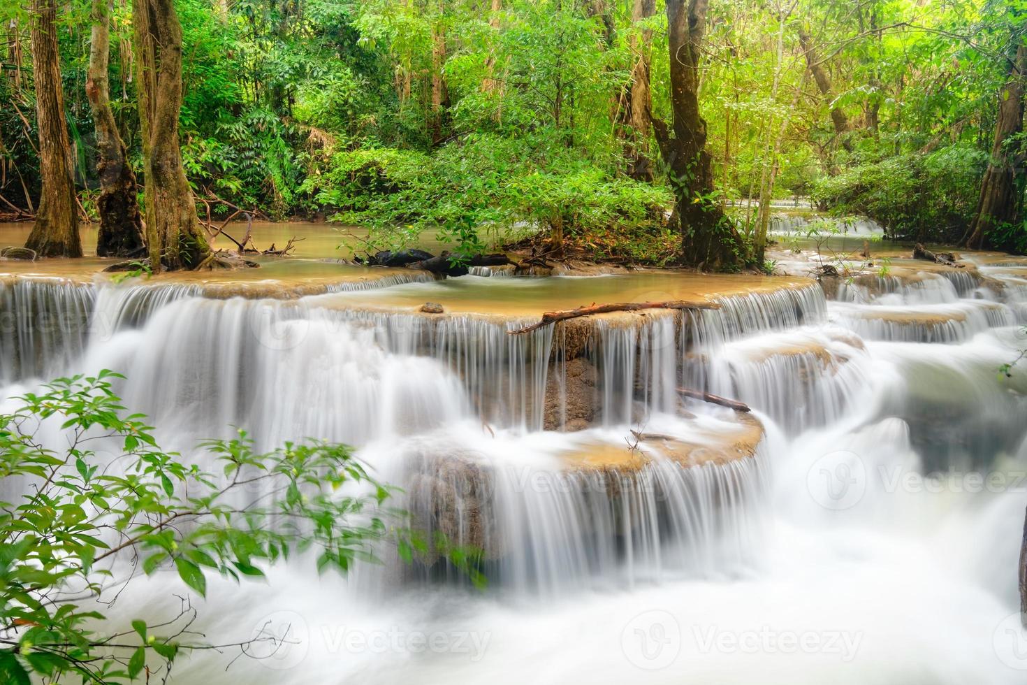 prachtige huay mae khamin-waterval in tropisch regenwoud foto