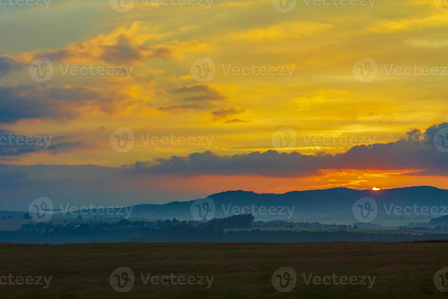 gouden en kleurrijke zonsondergang oranje geel rood blauw roze kleuren. foto