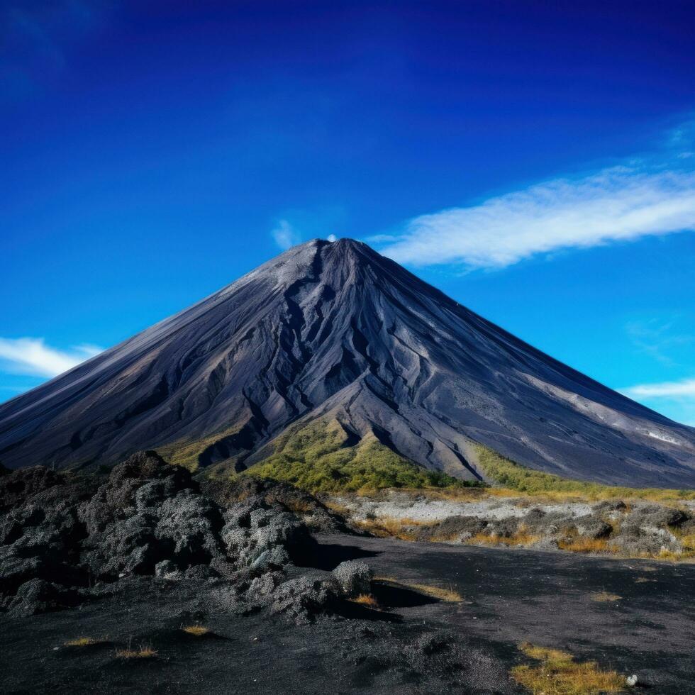 ai gegenereerd de ontzagwekkend macht en schoonheid van een torenhoog vulkaan reeks tegen een Doorzichtig blauw lucht. foto