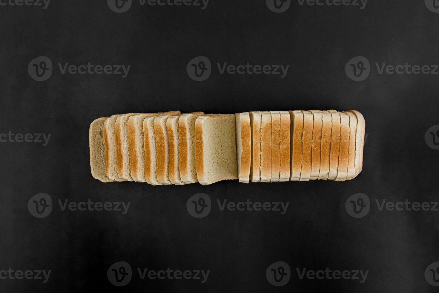 gesneden tarwe geroosterd brood brood Aan een zwart achtergrond. villen leggen. foto