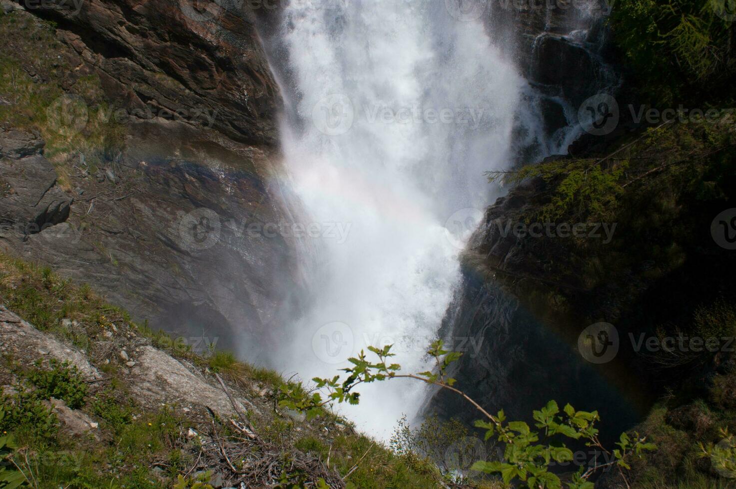 een waterval in de bergen foto