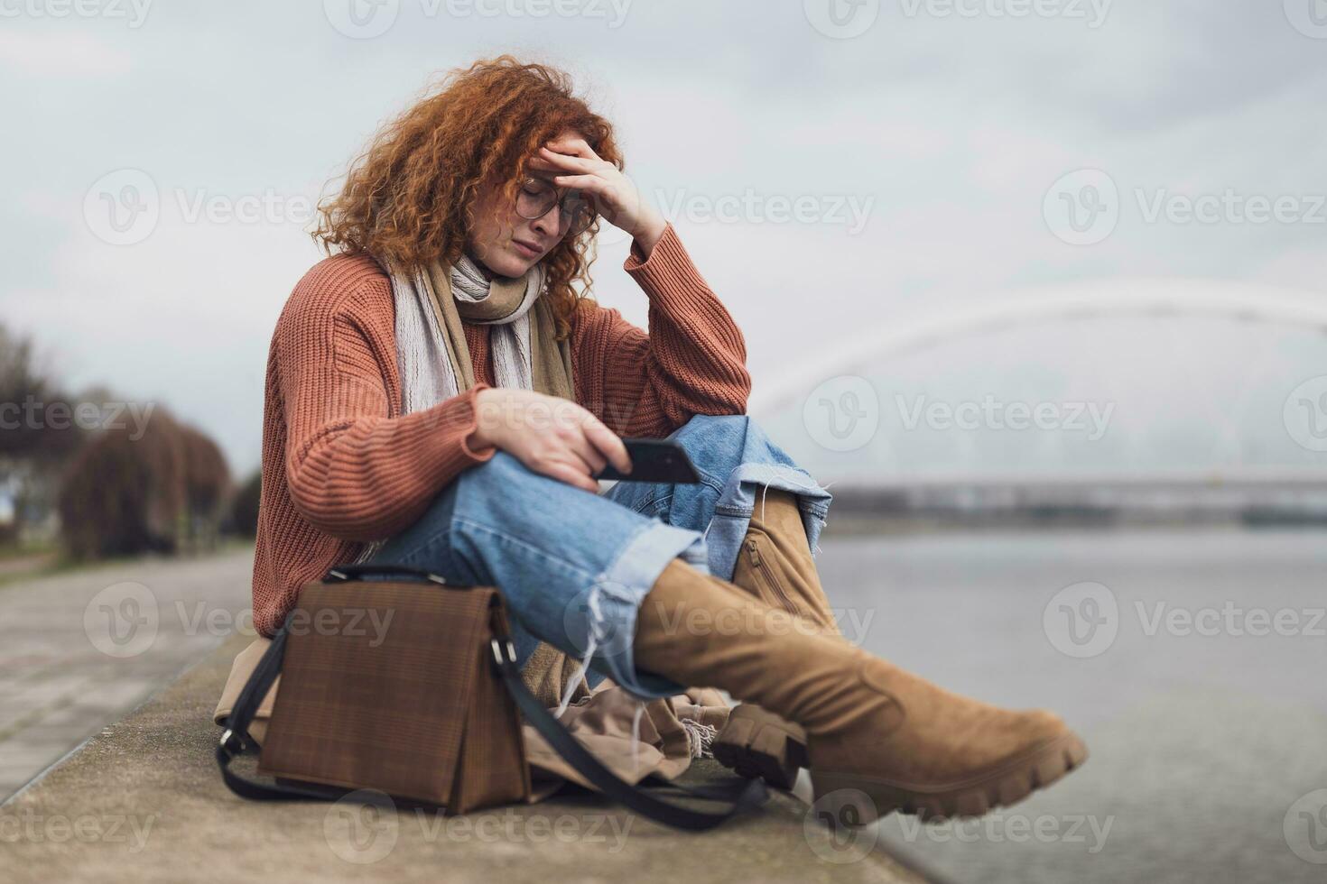 natuurlijk portret van een Kaukasisch gember vrouw met sproeten en gekruld haar. ze is moe en depressief. foto