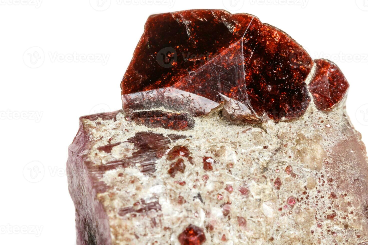 macro mineraal toermalijn steen Aan een wit achtergrond foto