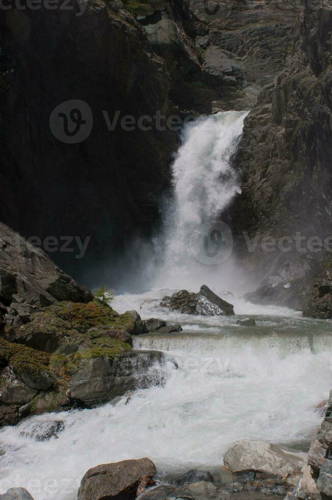 een Mens staand Aan een rots foto