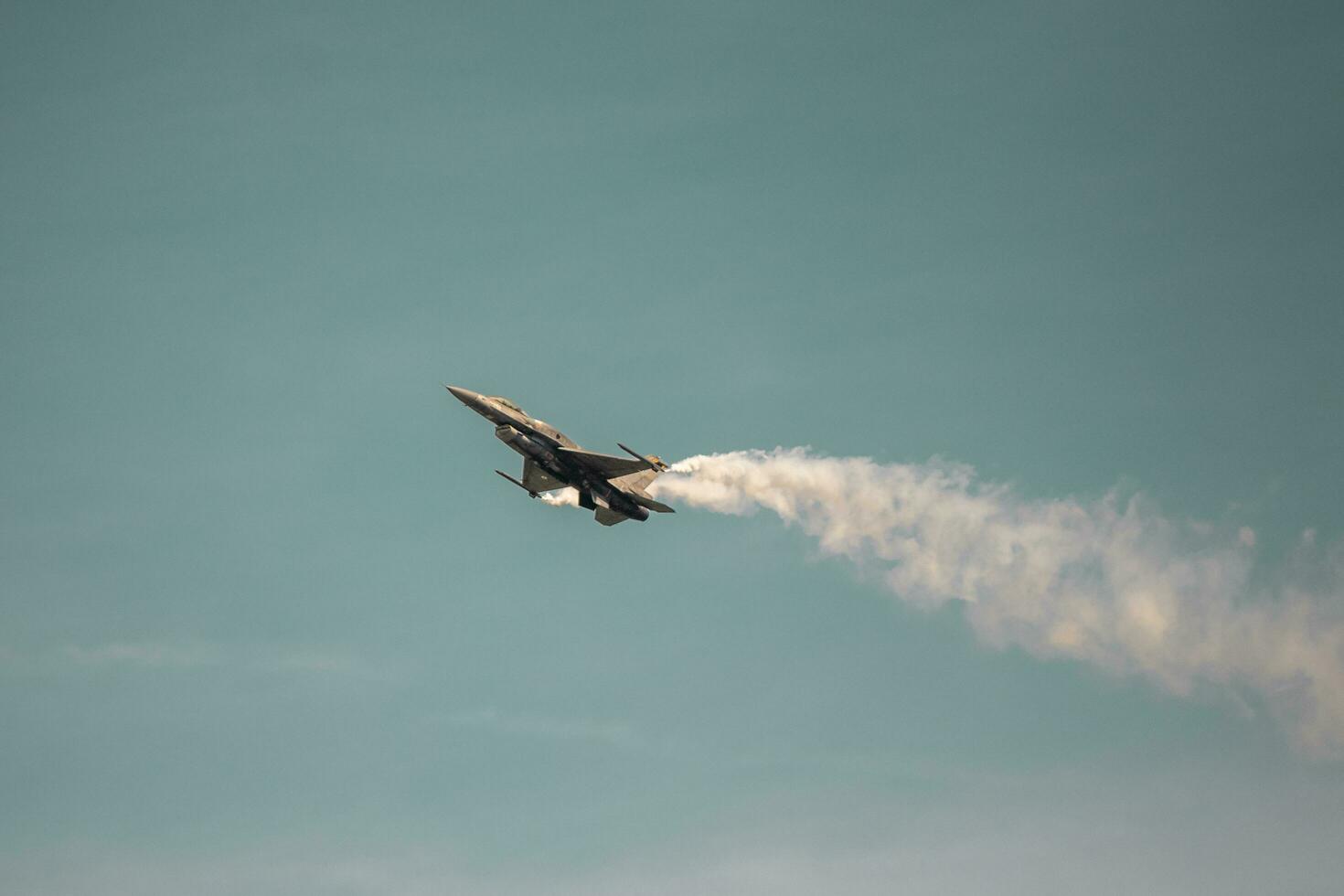 vechter Jet midden lucht trekken een stunt gedurende een luchtshow in Oostenrijk foto