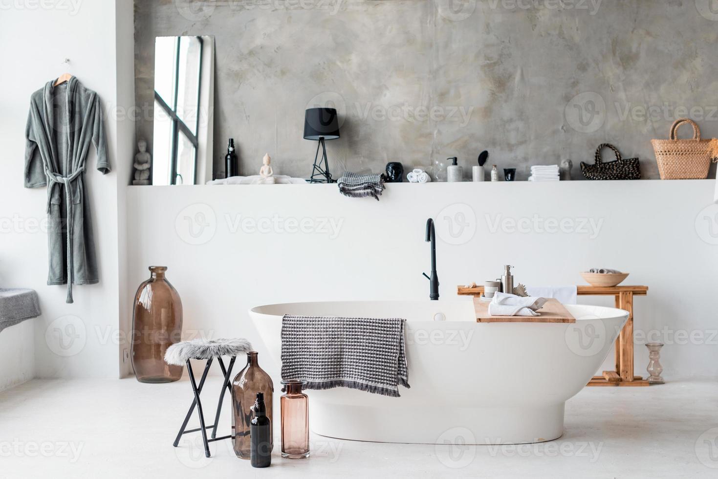 modern badkamerinterieur met minimalistische douche en verlichting, witte wastafel en ligbad foto