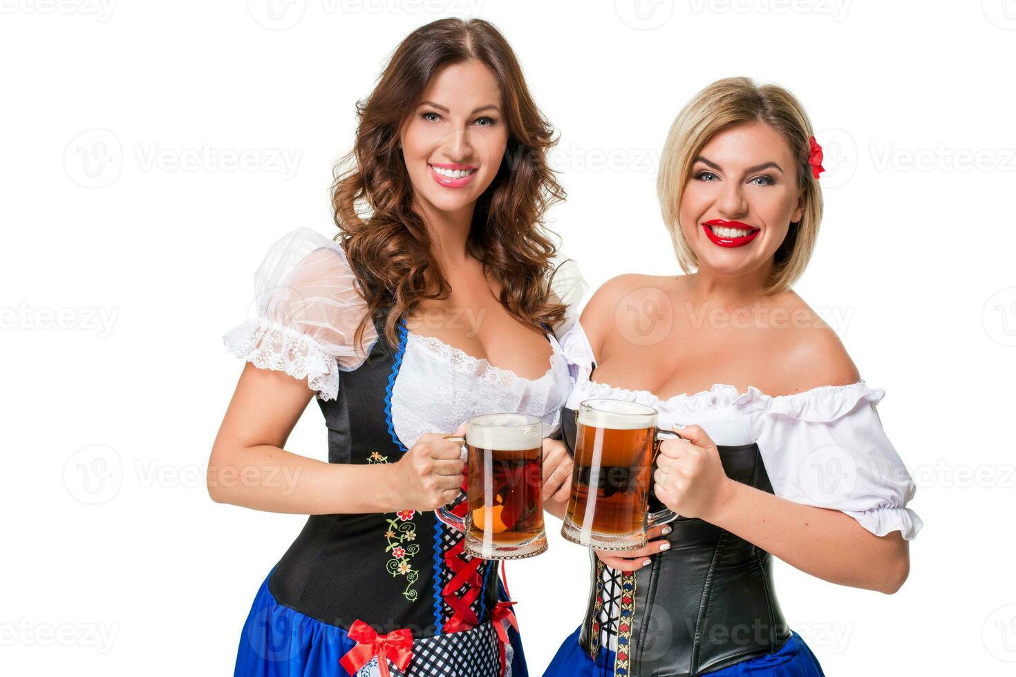 twee mooi blond en brunette meisjes van oktoberfeest bier stein foto