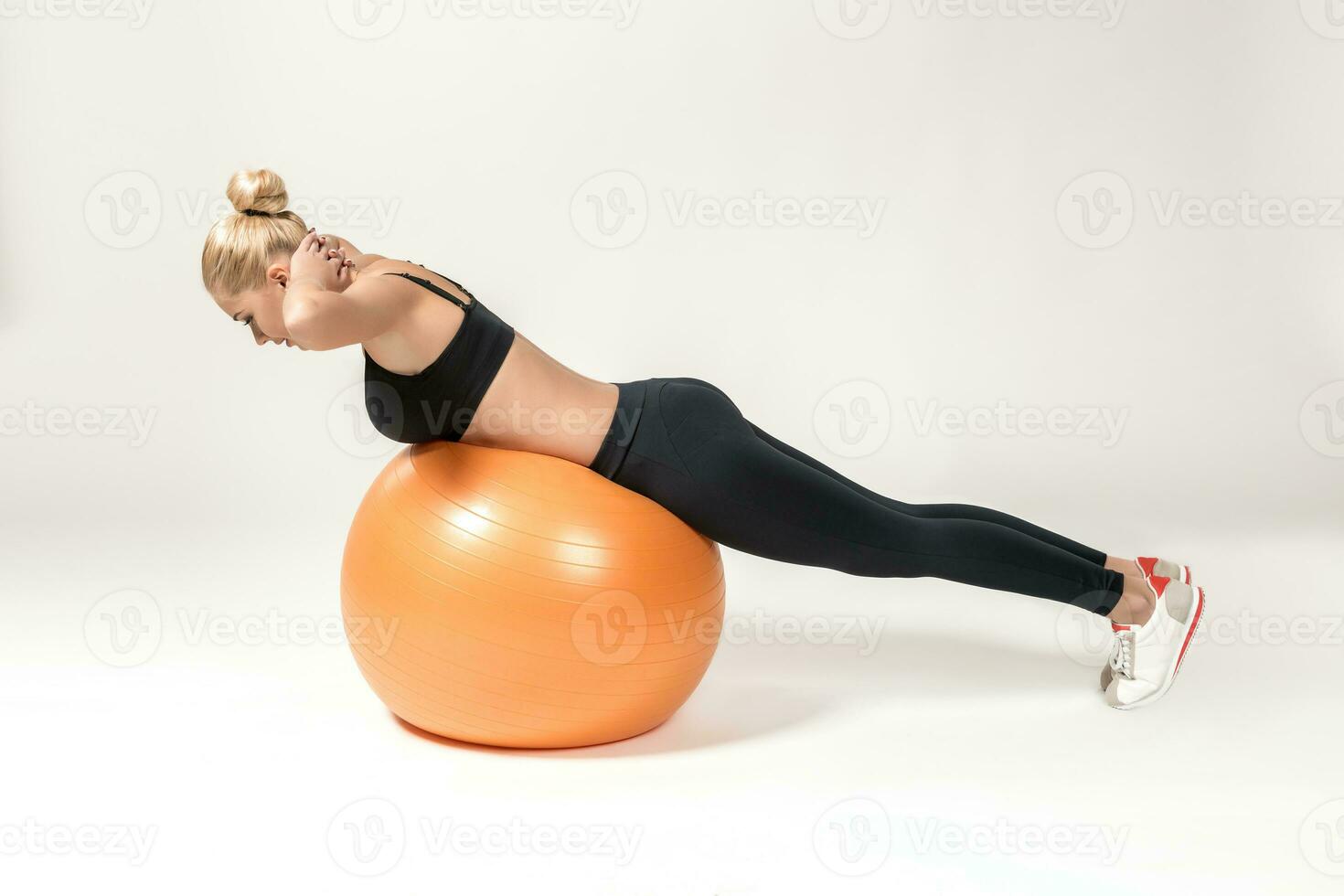 jong vrouw opleiding met fitball foto