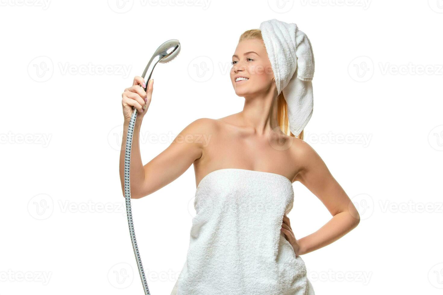 vrouw in handdoek het zingen gebruik makend van douche hoofd foto