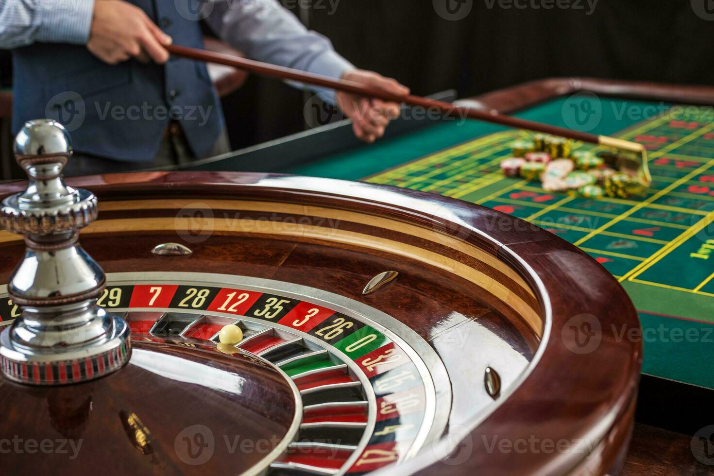 roulette en aambeien van het gokken chips Aan een groen tafel. foto