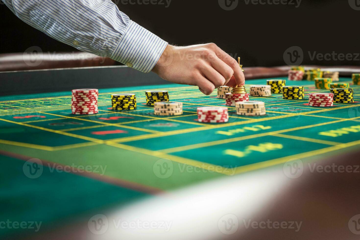 afbeelding van een groen tafel en wedden met chips. foto