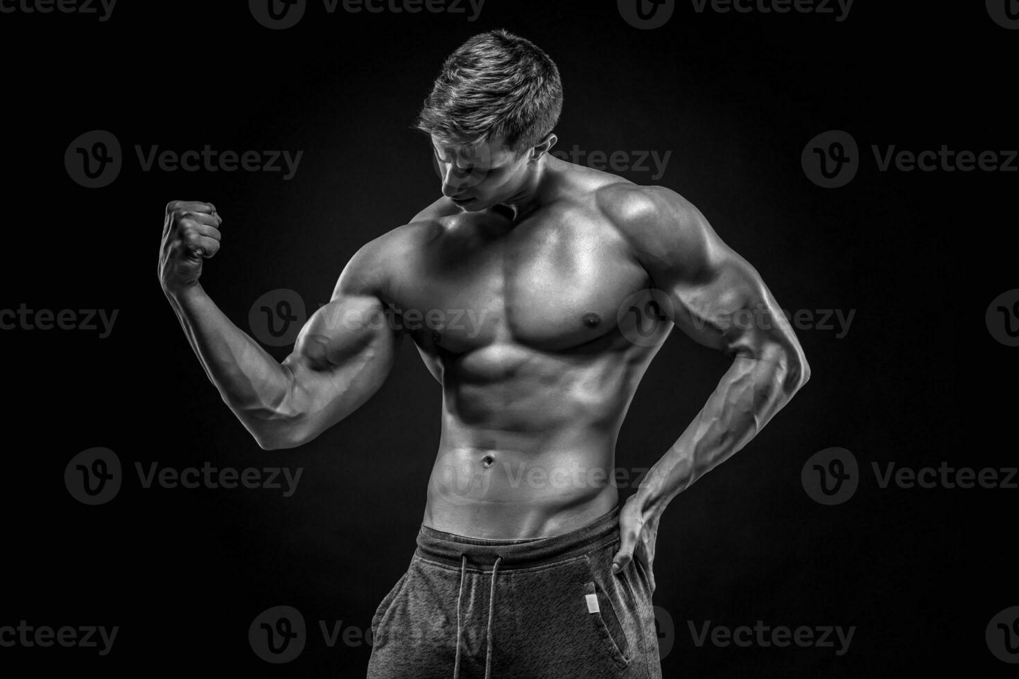 verbijsterend gespierd Mens tonen perfect buikspieren, schouders, biceps, tr foto