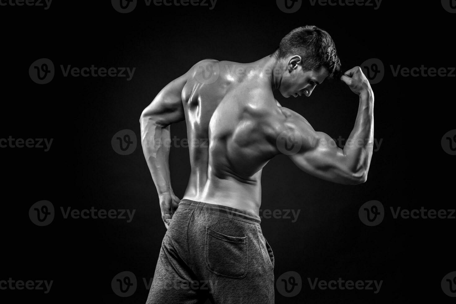 gezond gespierd Mens Aan tonen perfect biceps, triceps, achterzijde vi foto