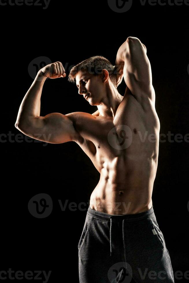 sterk Mens tonen perfect buikspieren, houders, biceps, triceps en ch foto