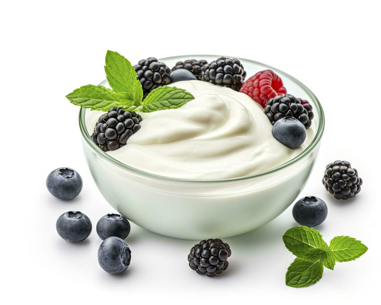 ai gegenereerd groen kom van Grieks yoghurt en vers bessen geïsoleerd Aan wit achtergrond. ai gegenereerd foto