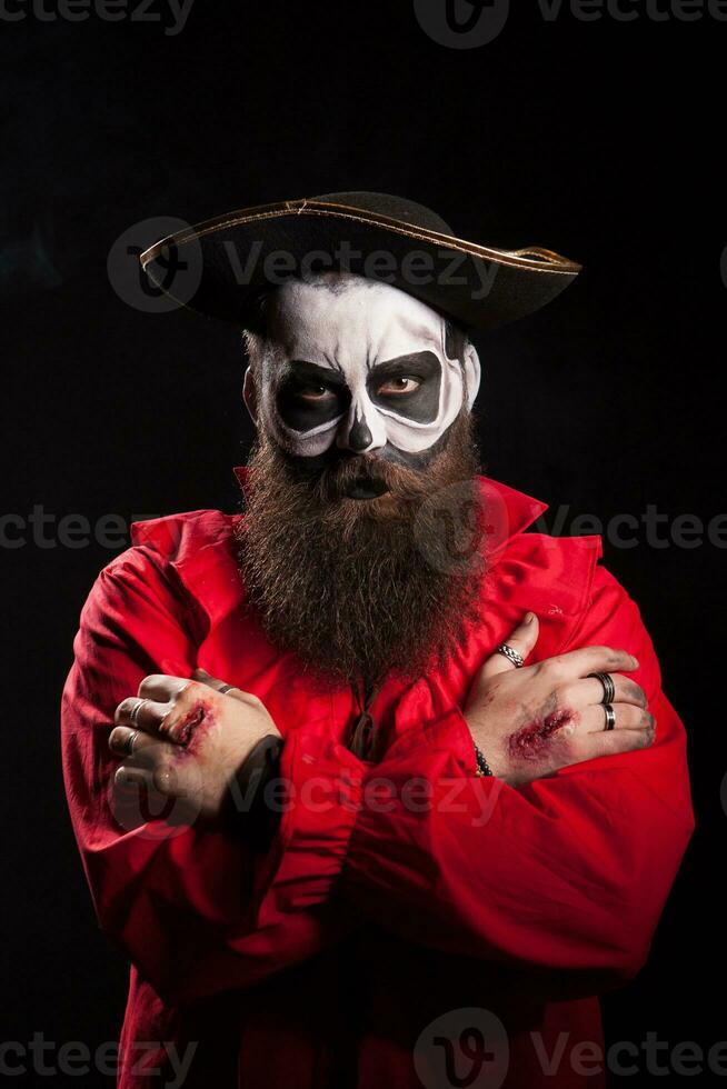 eng gebaard piraat met handen gekruiste over- zwart achtergrond. halloween verkleed foto