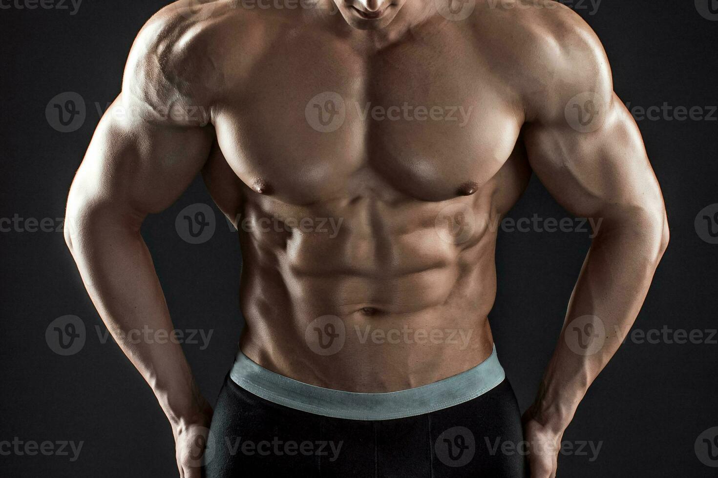 gespierd bodybuilder vent aan het doen poseren over- zwart achtergrond foto