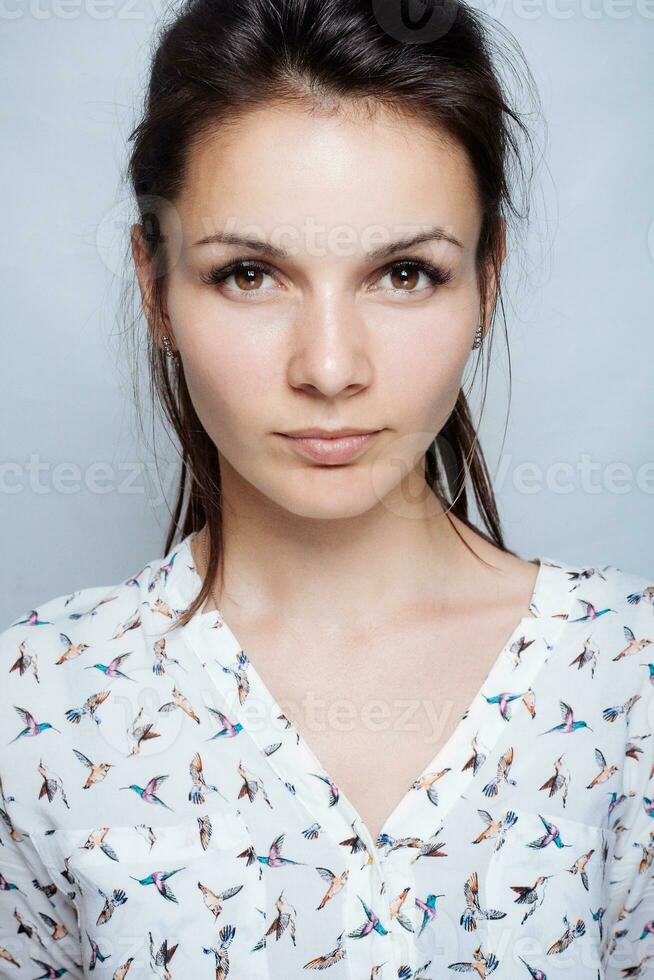 jong vrouw schoonheid portret. natuurlijk zacht maken omhoog. foto