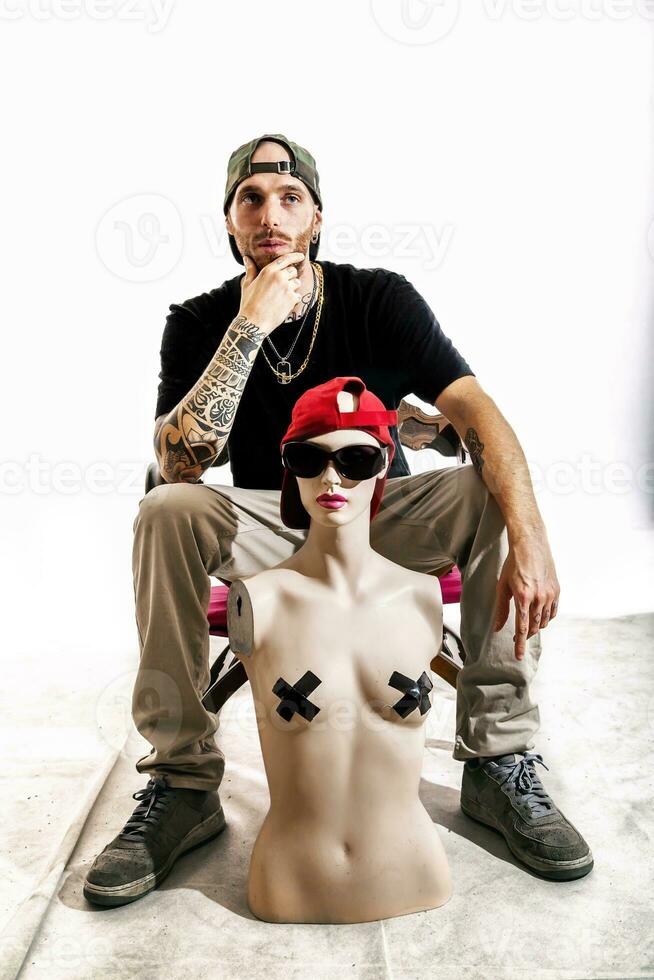 getatoeëerd tik zanger poseren in studio met een vrouw dummy foto