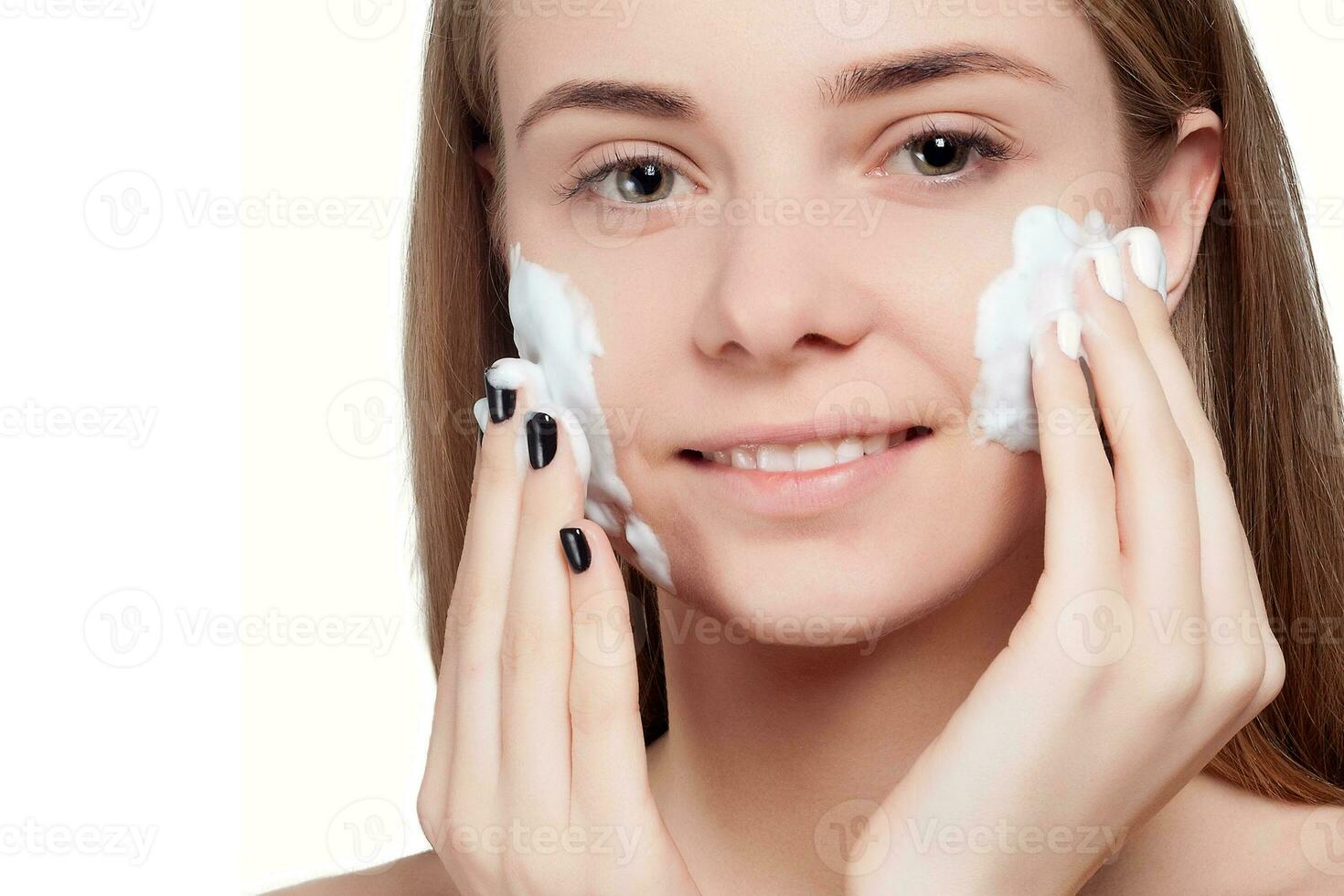 mooi vrouw schoonmaak gezicht met schuim behandeling licht achtergrond foto