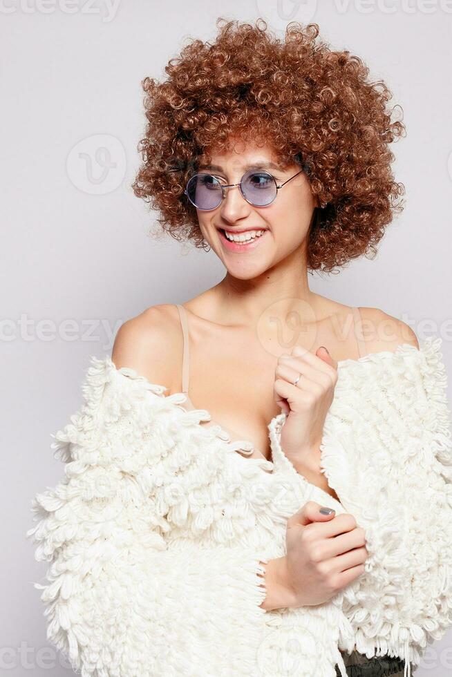 portret van glimlachen jong vrouw met afro kapsel foto