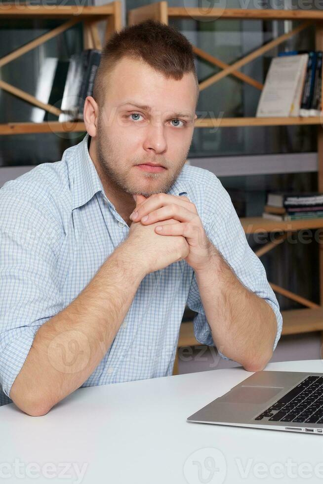 hipster zakenman werken Bij zijn bureau kantoor foto