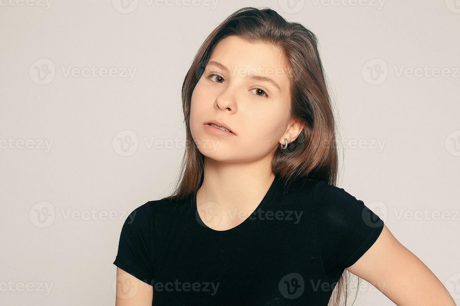 portret van tiener meisje tonen tandheelkundig een beugel. foto